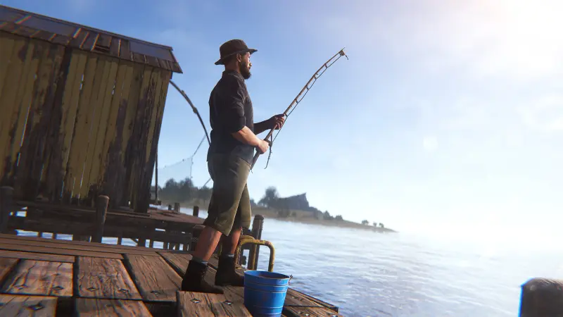 一名孤独的 Rust 幸存者在平静的海面上，坐在木栈桥边钓鱼