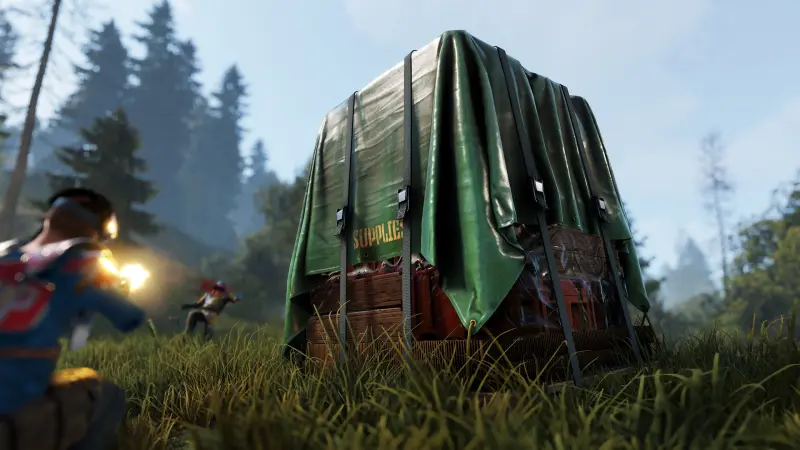 Jogadores brigando em volta de uma caixa de airdrop com lona verde no mato alto